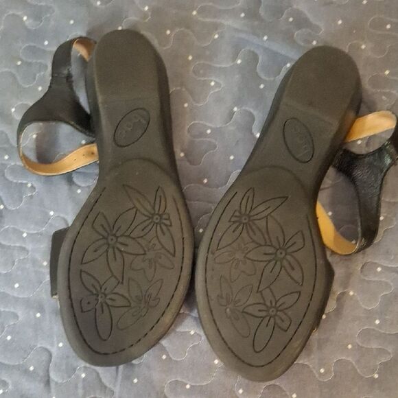 b.o.c. Black Floral Sandals size 8 - Picture 4 of 5